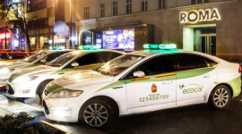 Taksówki EcoCar zawiozą warszawiaków na spektakle do Teatru Muzycznego ROMA Teatr, LIFESTYLE - Działająca na terenie Warszawy korporacja taksówkowa EcoCar nawiązała współpracę z Teatrem Muzycznym ROMA. Dzięki podpisanej umowie, wszyscy widzowie tego teatru na hasło ?ROMA? będą mogli skorzystać z taksówki EcoCar i dojechać oraz wrócić z przedstawienia po niższej cenie.