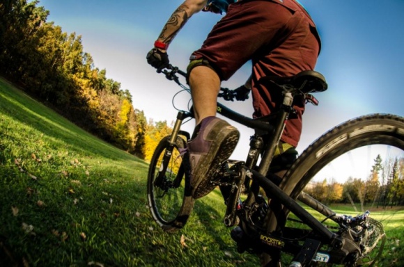 Polacy pokochali sport. Rower popularniejszy od biegania Hobby, LIFESTYLE - 40% Polaków ćwiczy przynajmniej raz w tygodniu ? wynika z raportu Centrum Badania Opinii Publicznej. Jeszcze w 2003 roku regularną aktywność fizyczną deklarowało tylko 9% badanych. Mimo że na tle innych krajów wypadamy przeciętnie, ruszamy się coraz chętniej.