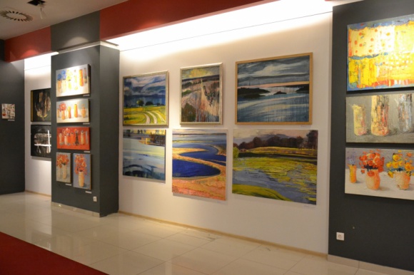 Dialog ze sztuką w Porcie Łódź Sztuka, LIFESTYLE - ?Sztuka Dialogu? ? to tytuł nowo otwartej wystawy malarskiej zorganizowanej przez twórców z organizacji Project Art. W galerii sztuki można obejrzeć ponad 50 prac polskich artystów prezentujących różne tematy i techniki malarskie.