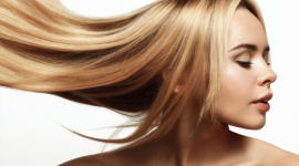 Prostowanie, zawijanie, farbowanie? - cała prawda o stylizacjach włosów Teatr, LIFESTYLE - Nie od dzisiaj wiadomo, że kobiety uwielbiają eksperymentować ze swoimi włosami. Niestety, częste stylizacje mogą niszczyć włosy. O tym, co i jak wpływa na nasze włosy opowiada Wojciech Stasiak, stylista fryzur i ekspert kampanii ?Moja REGENeracja?.