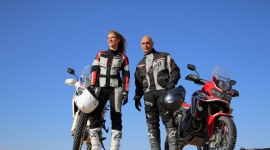 Modelka i mistrz motocrossu na szlaku Rajdu Dakar