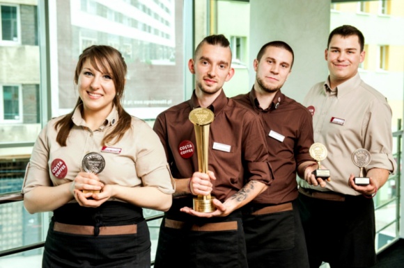 COSTA COFFEE wyłoniła najlepszego baristę w Polsce! Hobby, LIFESTYLE - Tytuł najlepszego baristy w Polsce, dzięki perfekcji w parzeniu kawy i wyjątkowemu zmysłowi łączenia smaków, wywalczył Wojtek Stępień, barista jednej z krakowskich kawiarni COSTA COFFEE.