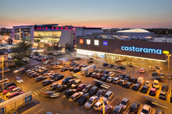 Jerzy Stuhr jako wodzirej w Wola Parku Film, LIFESTYLE - Spokojny letni wieczór, przyroda i relaks przy dobrym filmie. Brzmi zachęcająco? Wola Park zaprasza w najbliższą sobotę do Parku Ulricha do kina ?pod chmurką?.