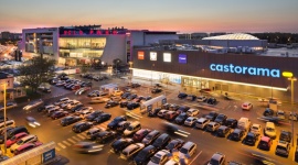 Jerzy Stuhr jako wodzirej w Wola Parku Film, LIFESTYLE - Spokojny letni wieczór, przyroda i relaks przy dobrym filmie. Brzmi zachęcająco? Wola Park zaprasza w najbliższą sobotę do Parku Ulricha do kina ?pod chmurką?.