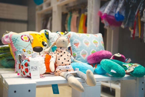 Autorskie zabawki i ubranka w Agorze Bytom Hobby, LIFESTYLE - Fluffy Colours i Przyjaciele dołączyło do grona najemców Agory Bytom. W nowym salonie dzieci i rodzice znajdą limitowane kolekcje ręcznie robionych zabawek i ubranek polskich projektantów.