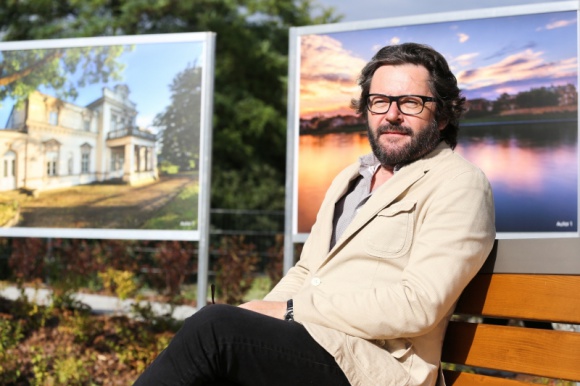 Grzegorz Turnau zaprasza na ostatnie dni wystawy Sztuka, LIFESTYLE - Tylko do końca sierpnia obejrzeć można wystawę fotografii, które znalazły się w finale konkursu fotograficznego "Stare Dębniki. Nowa Perspektywa". Przewodniczącym jury, które wybrało finałowe prace był Grzegorz Turnau.