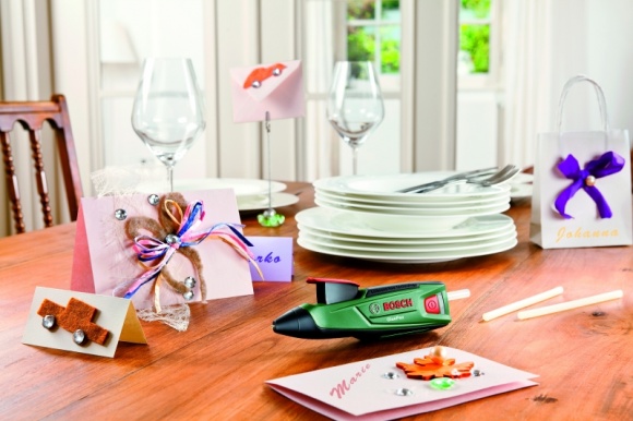 Bosch GluePen ? idealny prezent dla fanów ?zrób to sam? Hobby, LIFESTYLE - Szukasz pomysłu na świąteczny prezent dla fana DIY? Bosch GluePen to akumulatorowy pistolet do klejenia ? poręczny i bardzo szybki ? skleja w ciągu kilku sekund. To idealne narzędzie do prac dekoracyjnych i majsterkowania.