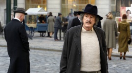 Geoffrey Rush jako Albert Einstein w produkcji "Geniusz" Film, LIFESTYLE - Produkcja "Geniusz" przedstawia sylwetkę i osiągnięcia naukowe Alberta Einsteina, a także ukazuje jego ludzkie oblicze i skomplikowane, pełne namiętności związki. Premiera 23 kwietnia o godz. 21:30 na National Geographic.