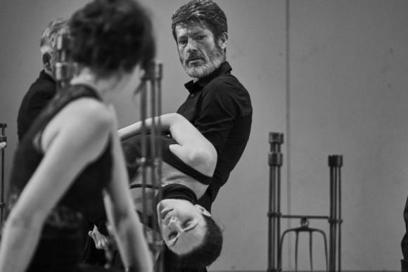 Komentarz do Hamleta na 14 głosów Teatr, LIFESTYLE - Studium szaleństwa rozgrywającego się w każdym z nas ukazane poprzez polifoniczny śpiew. Teatr Pieśń Kozła w najnowszym spektaklu interpretuje jeden z najbardziej znanych dramatów Szekspira. Premiera ?Hamlet ? komentarz? już 2 i 3 lipca.