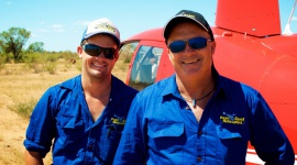 Australijscy piloci w akcji Film, LIFESTYLE - Nie straszne są im silne wiatry, cyklony, a nawet? dzikie kangury. Bohaterowie serii National Geographic codziennie stawiają czoła wielu wyzwaniom, wykonując swą pracę w mało przyjaznych, odległych terenach Australii.