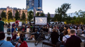 Dwa dni z Kinem Letnim na placu Europejskim Film, LIFESTYLE - Ghelamco Poland wraz z partnerami wydarzenia, Samsung Polska i Chillizet, zaprasza na dwa wyjątkowe seanse Kina Letniego na placu Europejskim. W czwartek, 6 lipca odbędzie się pokaz filmu ?Hiszpański temperament?, a w niedzielę ?Za jakie grzechy, dobry Boże??.