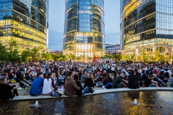 Sierpień z Kinem Letnim na placu Europejskim! Film, LIFESTYLE - Przed nami kolejny miesiąc filmowych seansów Kina Letniego na placu Europejskim. Przez cały sierpień w każdy czwartek o godz. 21:30 pod Warsaw Spire wyświetlane będą najlepsze europejskie produkcje.