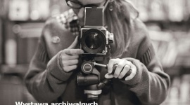 "Wola zmienną jest" - wystawa fotografii w Wola Parku Sztuka, LIFESTYLE - Wola dawniej i dziś ? to temat cyklu konkursów fotograficznych związanych z historią ludzi i miejsc warszawskiej dzielnicy. Jak wyglądały prace z z poprzednich lat? Wola Park zaprasza na wystawę zwycięskich zdjęć, która znajduje się wzdłuż ogrodzenia przy ul. Górczewskiej.