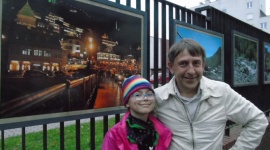 Gruzja. Impresje z podróży po Kaukazie w ?Galerii na płocie? Sztuka, LIFESTYLE - Ulica Fabryczna w Białymstoku znów zmieniła oblicze ? z malowniczych rozlewisk i trzcinowisk Czarnej Hańczy zabiera nas w inną podróż ? po Gruzji. I to nie tylko w podróż fotograficzną, ale również kulinarną.