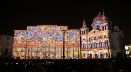 Największy festiwal światła w Polsce już w ten weekend Sztuka, LIFESTYLE - Light . Move. Festiwal. zamienia centrum Łodzi w magiczną krainę iskrzącą milionami barw. Każdej jesieni festiwal światła podświetla zabytkowe kamienice kolorowymi iluminacjami, wyświetlane są mappingi 2D/3D, wielkoformatowe projekcje oraz instalacje świetlne.