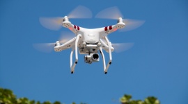 Drony ? zabawa, praca i sport Hobby, LIFESTYLE - Na świat z góry możesz spojrzeć dzięki dronom, które już dawno nie są tylko zabawkami podobnymi do sterowanych radiowo helikopterów z dzieciństwa, ale zaawansowanymi maszynami, dzięki którym zrobisz niesamowite zdjęcia, nagrasz filmy lub powalczysz o mistrzostwo w Drone Gaming.