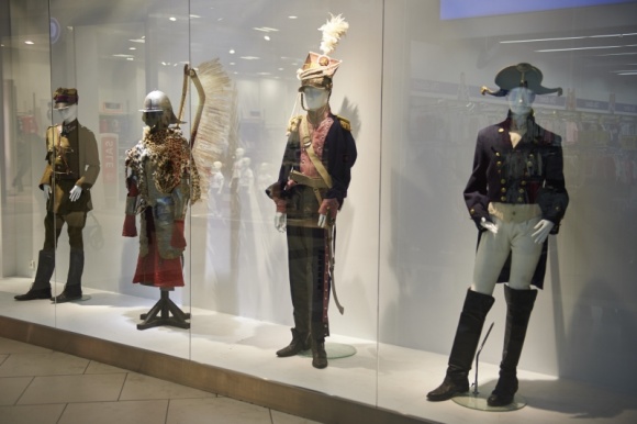 Historia oręża w Porcie Łódź Sztuka, LIFESTYLE - Mundury wojskowe na przestrzeni wieków ? wystawę kostiumów filmowych pod takim tytułem oglądać można przez najbliższe trzy miesiące w Porcie Łódź.