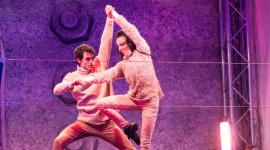 Spektakularne widowisko ?GAIA ? Stubai Mother Earth? znów w Dolinie Stubai Sztuka, LIFESTYLE - Na śnieżnych stokach Neustift w Dolinie Stubai, 1 lutego 2018 roku, jedyny raz w tym sezonie zostanie wystawiony porywający spektakl ?GAIA ? Stubai Mother Earth?, nagrodzony Tirol Touristica Award. Przedstawienie łączy narciarstwo, taniec, muzykę i pokazy multimedialne.