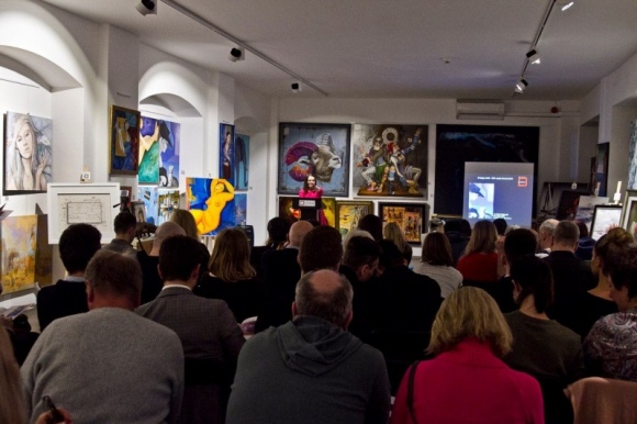 Oglądaj aukcję sztuki online - transmisja z Domu Aukcyjnego Art in House Sztuka, LIFESTYLE - Jak wygląda aukcja sztuki? Czy młotek aukcjonera jest głośny? Ile czasu trwa licytacja? Jeżeli poszukujecie odpowiedzi na powyższe pytania lub po prostu, nie wychodząc z domu, chcielibyście być świadkiem licytacji, mamy na to sposób.