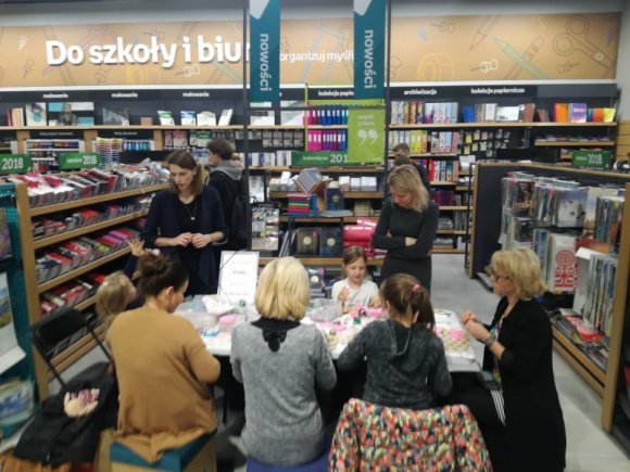 Warsztaty kreatywne, Wiosenne ozdoby z glinek I Empik Galeria Mokotów Hobby, LIFESTYLE - Warsztaty w empiku. Glinki naturalne i syntetyczne oraz masy plastyczne to idealny materiał do stworzenia przepięknych ozdób, które rozweselą twoje cztery kąty.