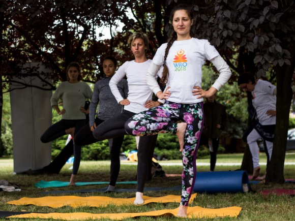 Pomysł na niedzielny relaks? Tak w ramach Dnia Jogi ?odpoczywali? we Wrocławiu Hobby, LIFESTYLE - Nie odstraszyły ich chmury, niska temperatura i przelotny deszcz. Wrocławianie, pełni dobrej energii, tłumnie świętowali czwarty już Międzynarodowy Dzień Jogi na wyspie Piasek we Wrocławiu.