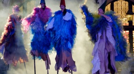 Teatr uliczny powraca na plac Jana Nowaka-Jeziorańskiego Teatr, LIFESTYLE - ?Zapach czasu? to poetycka impresja teatralna odwołująca się do świata dziecka i już w najbliższą sobotę (2 czerwca) zostanie zaprezentowana widzom na placu przed Galerią Krakowską.