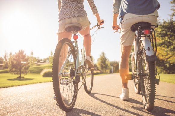 Jak bezpiecznie podróżować rowerem w wakacje? Hobby, LIFESTYLE - Wiatr we włosach, poczucie wolności, wielka swoboda ? wakacje na dwóch kółkach dają wiele radości. By tak się stało, trzeba jednak spełnić kilka niezbędnych warunków. Oto krótkie vademecum bezpiecznej jazdy rowerem.
