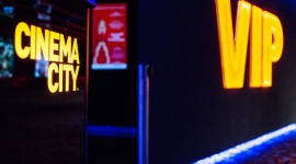 Coś więcej niż wizyta w kinie: Sale VIP we Wrocławiu Film, LIFESTYLE - Kino w wersji all inclusive? Gorące dania, przygotowywane na bieżąco przez włoskiego szefa kuchni, sałatki, desery, przekąski, napoje ciepłe i zimne bez ograniczeń? Oglądanie filmów w sali z w pełni regulowanymi fotelami.
