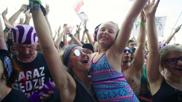 ?Mamo jest mi tu dobrze!?, czyli krótka historia festiwalowego fenomenu Film, LIFESTYLE - Co sprawia, że od 23 lat setki tysięcy ludzi z całej Polski przyjeżdża do Kostrzyna nad Odrą, aby wspólnie się bawić i spędzać czas? O fenomenie, jakim jest, Pol?and?Rock Festival (dawniej Przystanek Woodstock) opowiada film z cyklu Papaya Films Presents Stories.