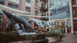 Włoskie Pranie na Placu Bankowym 1 Sztuka, LIFESTYLE - Zawieszone na sznurkach ubrania to nieodłączny element włoskiego krajobrazu. Odwiedź wystawę na Placu Bankowym 1 w dniach 23 września ? 7 października 2018 roku i przenieś się na włoską promenadę!