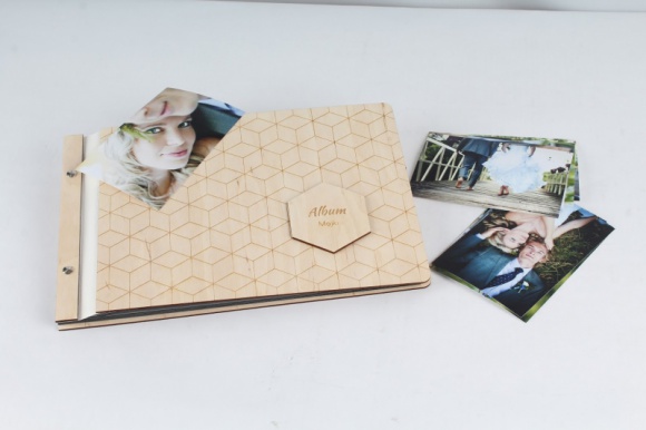 Zachowaj wakacyjne wspomnienia Hobby, LIFESTYLE - Jesień to idealny czas na porządki w zdjęciach z wakacyjnych wyjazdów. Podczas urlopu każdy robi ich mnóstwo ? część jest na smartfonach, część w aparatach, a wśród nich kilkanaście ujęć tego samego miejsca.