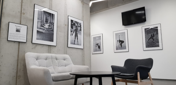 Wystawa fotografii Woman & Space ? kiedy fitness spotyka się ze sztuką Sztuka, LIFESTYLE - Połączenie przestrzeni fitness ze sztuką to nowy pomysł sieci klubów Zdrofit. Taką koncepcję zrealizowano w nowo otwartym klubie na warszawskiej Pradze w zmodernizowanym Centrum Praskim Koneser.