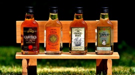 Rośnie popularność rumów Hobby, LIFESTYLE - Od kilku lat trwa nieprzerwany boom na whisky. Prężnie rozwija się kategoria Premium, a wraz z nią przybywa entuzjastów tego trunku. Świat oszalał na punkcie whisky, ale z jej cienia coraz odważniej wychodzą rumy.