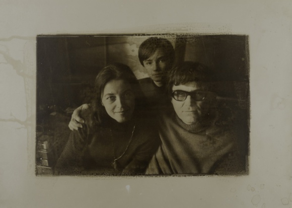 Wystawa fotografii w Art in House Sztuka, LIFESTYLE - Nigdy wcześniej nie publikowaną fotografię rodziny Beksińskich z 1972 roku autorstwa Liliany Bilińskiej będzie można zobaczyć już 20 maja w czasie wystawy przedaukcyjnej pt. ?Czas Fotografii? w Domu Aukcyjnym Art in House (Al. Jerozolimskie 107, Warszawa).