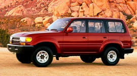 Land Cruiser - pogromca Terminatora Film, LIFESTYLE - W listopadzie na ekrany polskich kin wchodzi kolejna część słynnej serii Terminator, ale już teraz w internecie jest dostępny pierwszy trailer. W filmie ?Terminator: Mroczne przeznaczenie? powraca Linda Hamilton w roli Sarah Connor, gwiazda pierwszej i drugiej części.