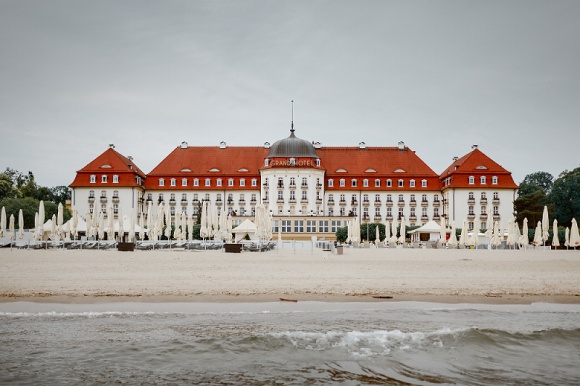 GRAND HOTEL | SOPOT. Aukcja kolekcji Sztuka, LIFESTYLE - Już 21 czerwca w Warszawie, a kilka dni później w Sopocie otwarta zostanie najbardziej wakacyjna wystawa tego lata. Zobaczyć będzie można na niej wyjątkowe dzieła sztuki i inne obiekty pochodzące z wnętrz kasyna i hotelu Grand Hotel Sopot