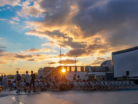 Sierpniowe wieczory w ?Kinie nad miastem? Film, LIFESTYLE - Centrum Handlowe Avenida zaprasza na kontynuację lipcowego ?Kina nad miastem? pod gołym niebem. Sierpniowy repertuar zapewni wieczory w gwiazdorskim towarzystwie.