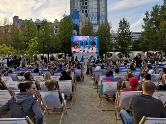 Finał kina letniego na placu Europejskim Film, LIFESTYLE - Ostatni tydzień funkcjonowania kina letniego w tym roku to okazja do obejrzenia produkcji filmowych docenionych przez krytyków i widzów na całym świecie. Ghelamco Poland wraz z partnerami wydarzenia ma przyjemność zaprosić na: ?Life, Animated?, ?Kształt wody? oraz ?Jaskiniowca?.