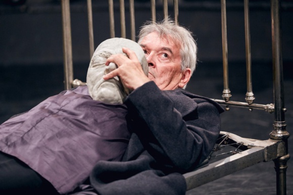 Już 25 i 27 sierpnia Teatr Pieśń Kozła wystąpi w Gdańsku Teatr, LIFESTYLE - Wrocławski teatr zaprezentuje dwa spektakle: legendarne już ?Pieśni Leara? oraz ?Hamlet-komentarz?. To okazja, by zobaczyć autorskie, doceniane na całym świecie interpretacje sztuk Szekspira i posłuchać polifonicznego śpiewu, z którego słynie Teatr Pieśń Kozła.