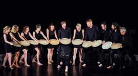 Oklaskiwani w The Globe, teraz wystąpią w Gdańsku Teatr, LIFESTYLE - ?Pieśni Leara? Teatru Pieśń Kozła właśnie podbiły londyńską scenę The Globe. Ten legendarny już spektakl oraz ?Hamlet-komentarz? dwukrotnie zobaczymy w Gdańskim Teatrze Szekspirowskim pod koniec sierpnia.