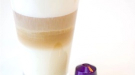 DIABEŁ PIJA LATTE W STREFIE NESPRESSO 44.FPFF W GDYNI Film, LIFESTYLE - Nespresso jest idealną kawą do rozmów o filmie, dlatego podczas 44.FPFF w Gdyni w Teatrze Muzycznym została przygotowana specjalna Strefa Nespresso dla gości, którzy nie wyobrażają sobie dnia bez mocnego espresso lub aromatycznego latte.