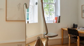 Dziedzictwo zamknięte w drewnie Sztuka, LIFESTYLE - Przedstawiciele największych londyńskich instytucji kultury we współpracy z wpływowymi projektantami stworzyli wyjątkowe obiekty z czerwonego dębu amerykańskiego pod wspólnym hasłem ?Legacy? (Dziedzictwo). Efekty ich działań można już oglądać na Festiwalu Designu w Londynie.