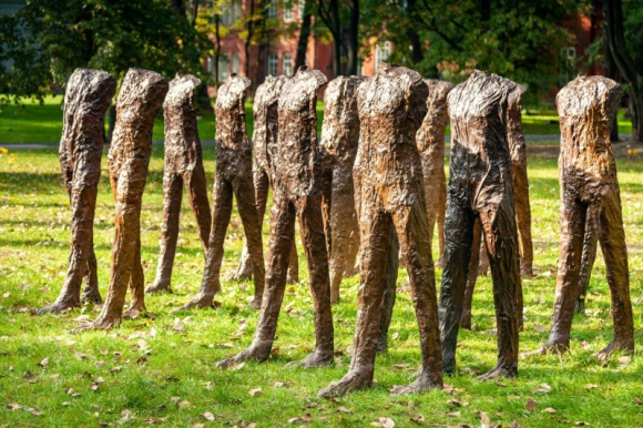 Rzeźby Abakanowicz z kolekcji Robina Williamsa Sztuka, LIFESTYLE - 10 milionów złotych ? po raz pierwszy dzieło sztuki w Polsce może osiągnąć tak wysoką cenę. Instalacja ?Caminando?, na którą składa się dwadzieścia rzeźb Magdaleny Abakanowicz pochodzi z kolekcji Robina Williamsa, zmarłego tragicznie pięć lat temu słynnego aktora.