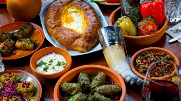 Święto Tbilisi w Warszawie Sztuka, LIFESTYLE - Ambasada Gruzji w Warszawie oraz gruzińska restauracja Leo's Marani zapraszają na Święto Tbilisi, 26 października od godz. 12.00 na terenie restauracji Leo?s Marani przy ul. Marszałkowskiej 85 w Warszawie.
