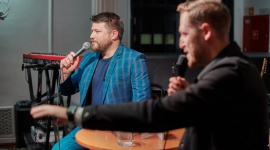 Debiut Marcina Sójki w ramach ?Piątków z Nową Muzyką? Hobby, LIFESTYLE - Marcin Sójka ? wokalista i autor tekstów, był gwiazdą kolejnej odsłony ?Piątków z Nową Muzyką?. Młody artysta zaprezentował debiutancki album i zagrał premierowy koncert w Studio U22. Płyta ?Kilka prawd? ukaże się na rynku 18 października nakładem wytwórni Universal Music Polska.