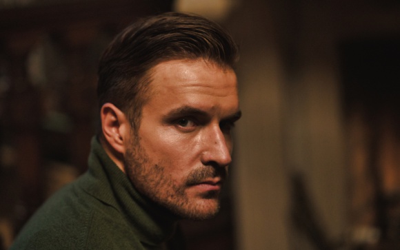 Ballantine?s prezentuje trzecią odsłonę Kropli Prawdy! Film, LIFESTYLE - Fani seriali nie będą zawiedzeni! Ballantine?s prezentuje kolejną odsłonę Kropli Prawdy, tym razem z Piotrem Stramowskim oraz Krzysztof Czeczotem w rolach głównych. Premiera serialu odbyła się 7 listopada w klimatycznym Pałacu Szustra w Warszawie.