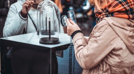 Zobacz najmniejszą na świecie ?Grę o tron? [5 POWODÓW] Sztuka, LIFESTYLE - Takiej ?Gry o tron? jeszcze nie widzieliście. Zamiast potężnych smoków ? mikrogady, w miejscu Żelaznego Tronu ? mikronowe siedzisko. Tak wygląda najmniejsza na świecie ?Gra o tron?. Najmniejsza nie ze względu na liczbę eksponatów, a ich rozmiar. Tu w skali mikro.