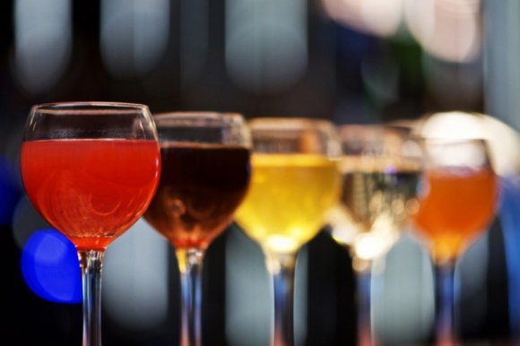 Szybkie przepisy na wyborne infuzje prosto z Muzeum Polskiej Wódki Hobby, LIFESTYLE - Przygotowanie domowych nalewek na bazie Polskich Wódek może zająć miesiące, a nawet lata. Jednak dzięki infuzowaniu, czyli aromatyzowaniu Polskiej Wódki, można w krótkim czasie uzyskać zaskakujący efekt. O infuzjach opowiadają barmani Muzeum Polskiej Wódki z Koneser Bar 3/4.