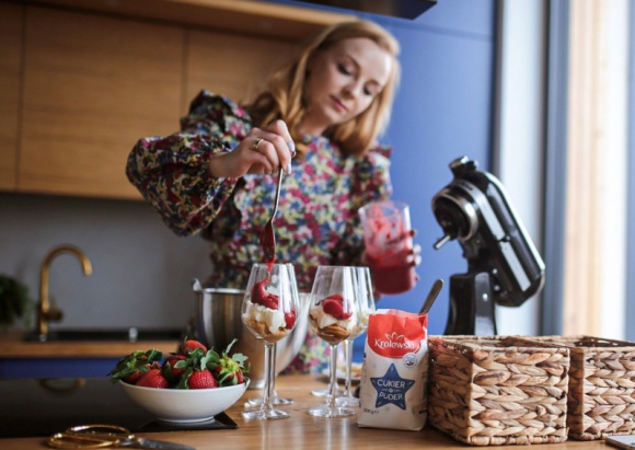 Gotuj na żywo z Olą Tatką! #królewskieiproste Hobby, LIFESTYLE - Gotowanie w domu stało się codziennością dla wielu osób. Z pomocą tym, którzy dopiero stawiają pierwsze kroki w kuchni, przychodzi Cukier Królewski. W każdy czwartek o godzinie 18:30 marka zaprasza na transmisje live na swoim Instagramie.