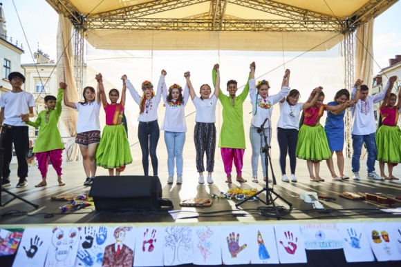Unikatowy projekt znów w Rzeszowie. Dołącz do Brave Kids! Sztuka, LIFESTYLE - Brave Kids powrócił w nowej formule. Tym razem bez gości z zagranicy, lecz wciąż z różnorodnością i elementami wielokulturowymi znanymi z poprzednich edycji. Uczestnicy przygotują spektakl, który pokażą jako część festiwalu Wschód Kultury.